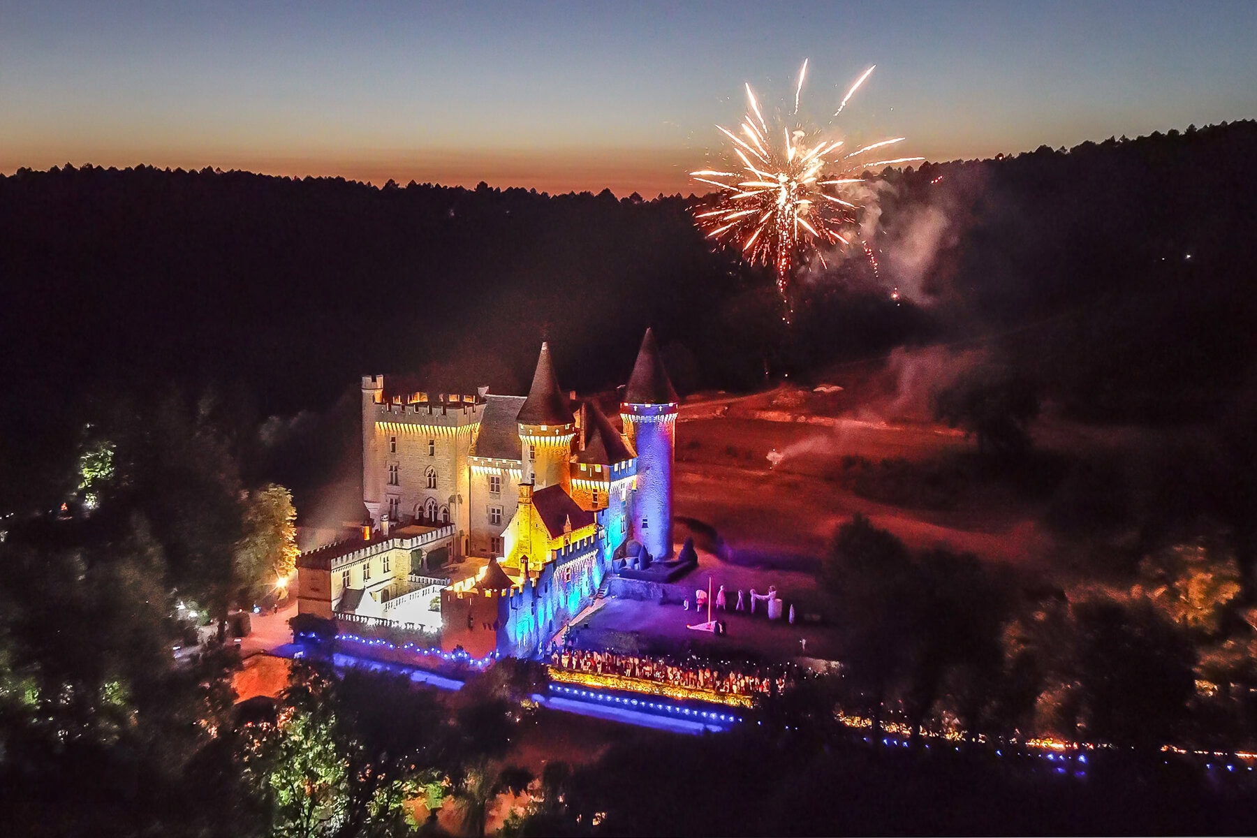 Château de Puymartin - Le Bal des Dames Blanches - Canon feu d'artifice soirées château en Dordogne