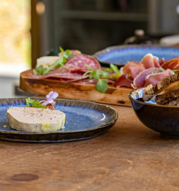 Planche-charcuterie-table Planche charcuterie et foie gras du Périgord